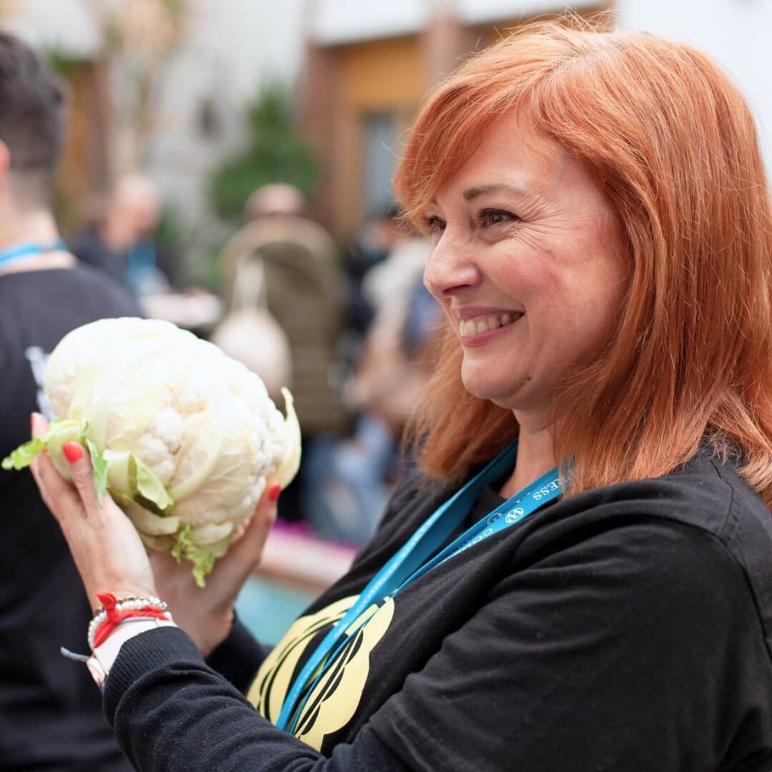 Cristina Virtus sujetando una coliflor